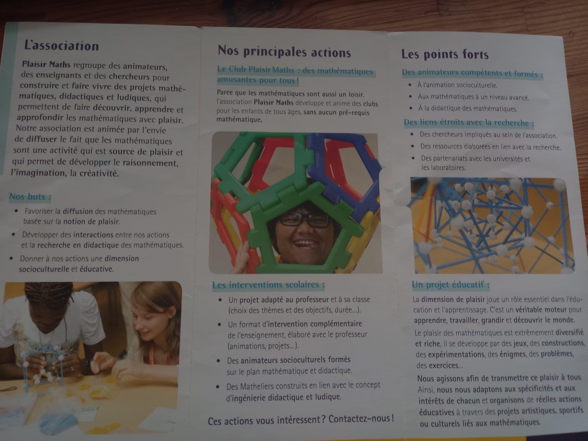 Intérieur du dépliant Plaisir Maths : l'association, ses buts, ses principales actions et ses points forts