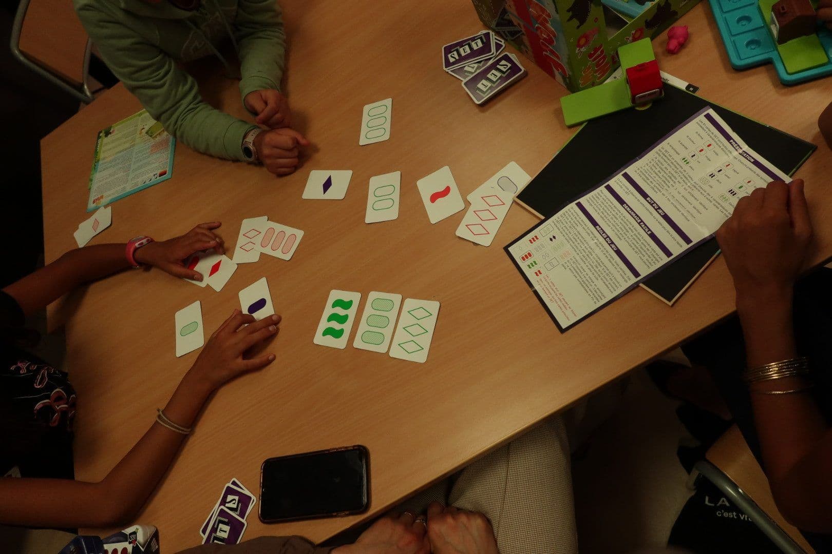 Espace de jeux mathématiques équipé pour un accueil de groupe
