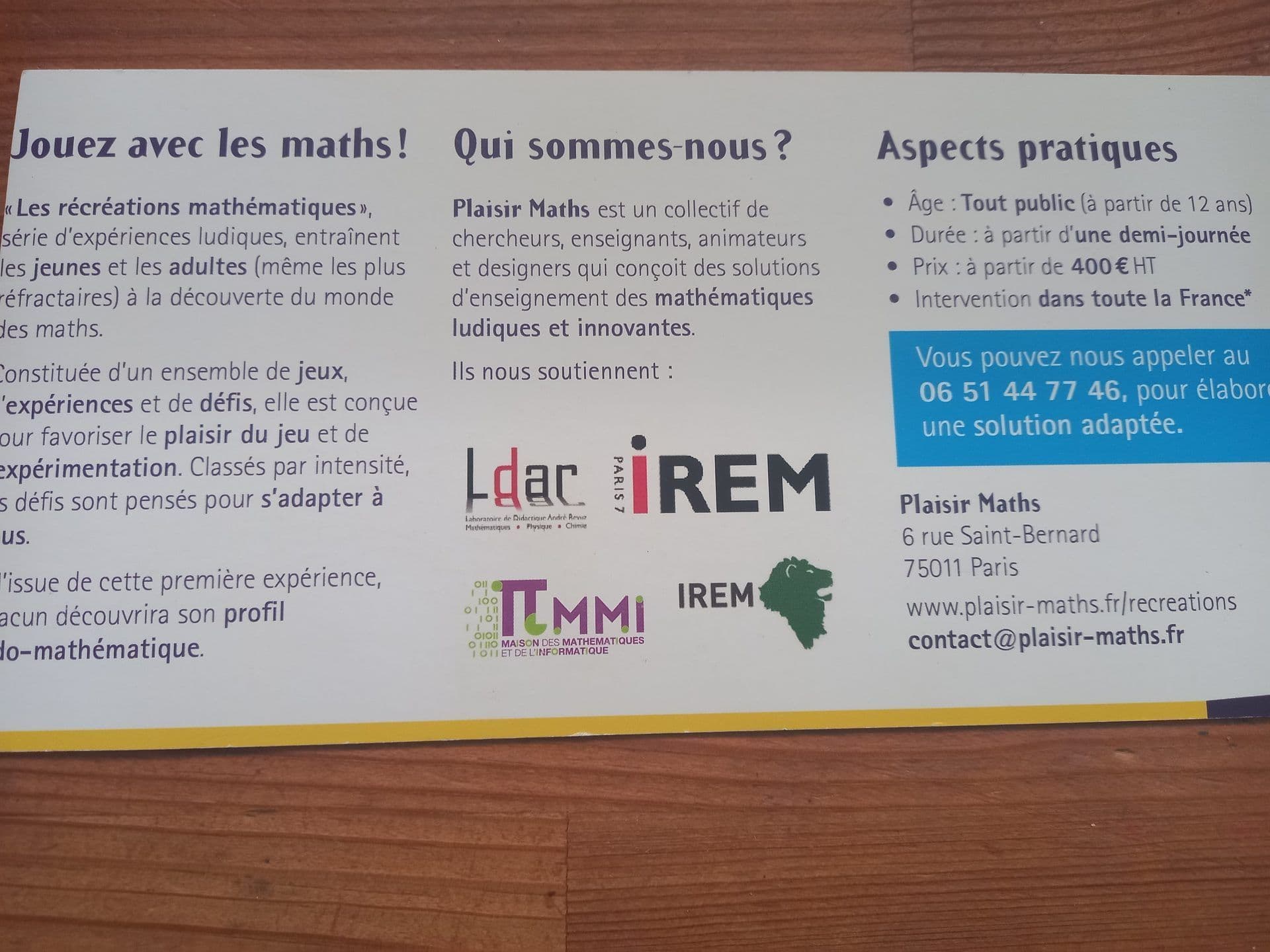 Verso du dépliant Récréations mathématiques : « Jouez avec les maths ! », « Qui sommes-nous ? » et aspects pratiques